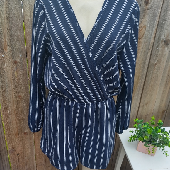 NWT Charlotte Russe Shorts Romper Color Navy Blue/ White Size Medium - Picture 3 of 7